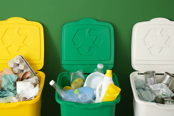 Conteneurs avec différents types d'ordures près du mur de couleur. Concept de recyclage
 - Photo, image
