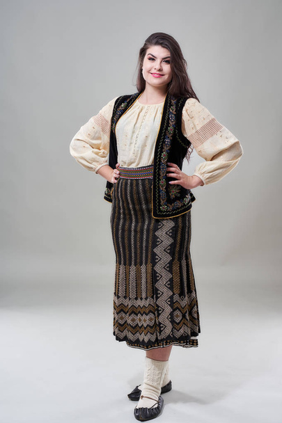 Young Romanian woman in traditional folklore costume - Φωτογραφία, εικόνα