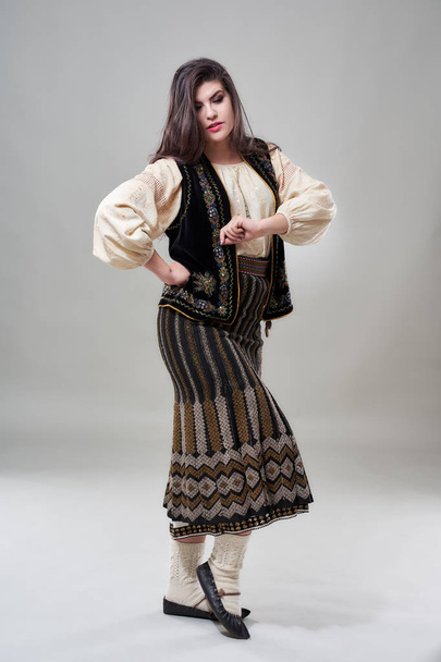 Young Romanian woman in traditional folklore costume - Фото, зображення