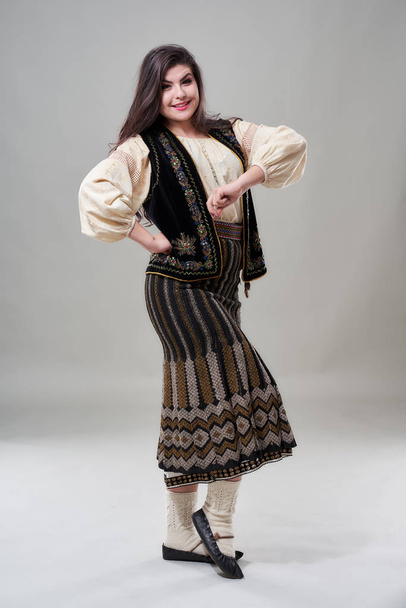 Young Romanian woman in traditional folklore costume - 写真・画像