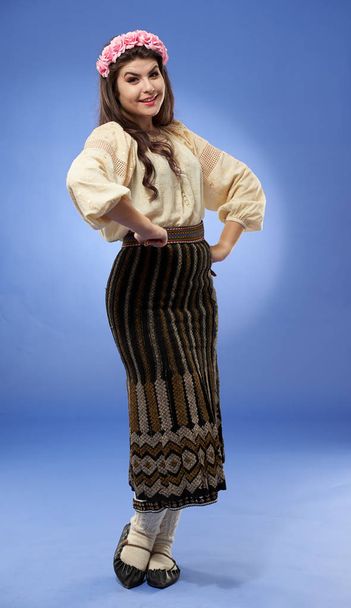 Young Romanian woman in traditional folklore costume - Foto, Imagen