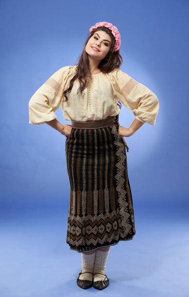 Giovane donna rumena in costume folcloristico tradizionale - Foto, immagini