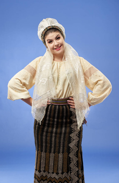 Young Romanian woman in traditional folklore costume - Foto, Imagen