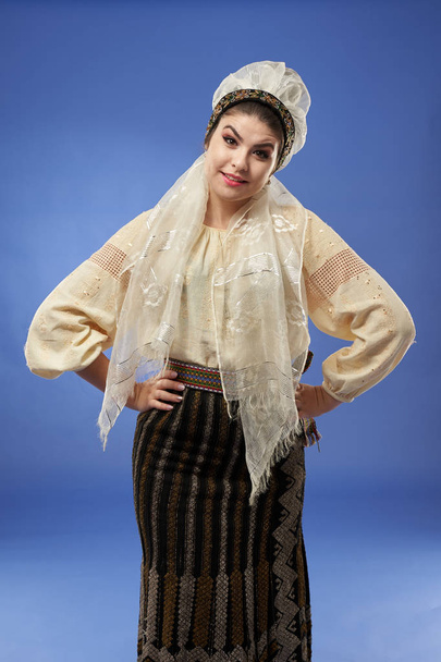 Young Romanian woman in traditional folklore costume - Zdjęcie, obraz
