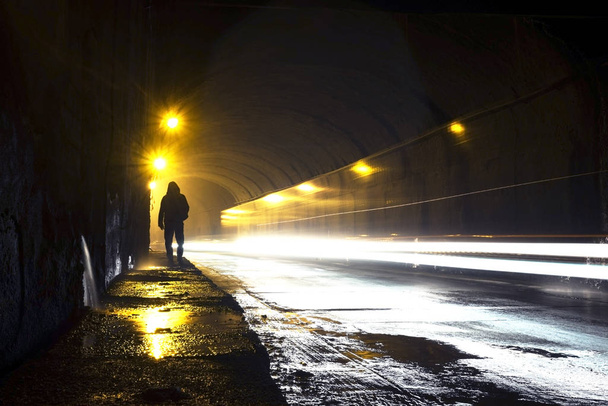 ember megy át a sötét alagúton - Fotó, kép