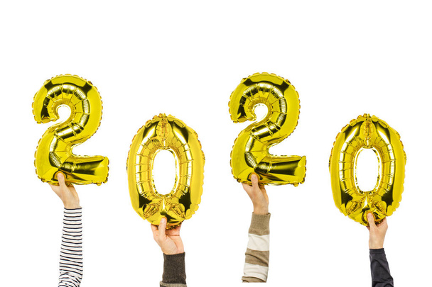 Χέρια κρατώντας μπαλόνια αριθμούς 2020 σε λευκό φόντο. Έννοια νέο έτος, η έναρξη του 2020, το έτος του λευκού αρουραίου - Φωτογραφία, εικόνα