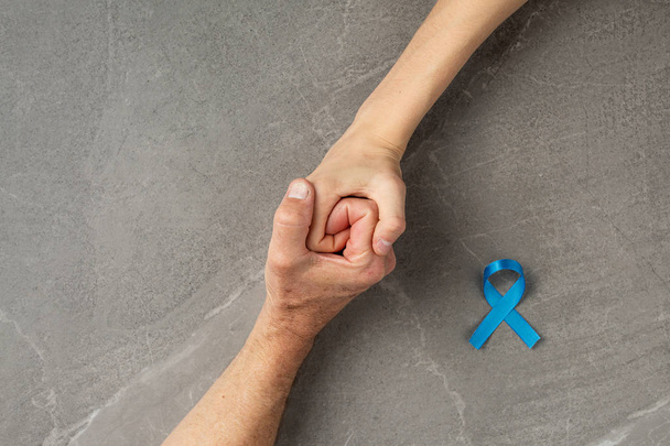 ruce držící rakovinu prostaty modrá stuha - Fotografie, Obrázek
