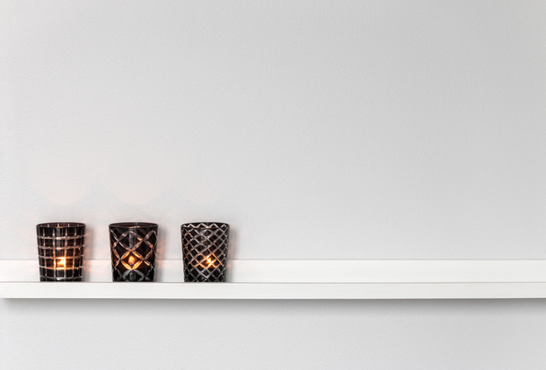 Luci di candela su scaffale bianco
 - Foto, immagini