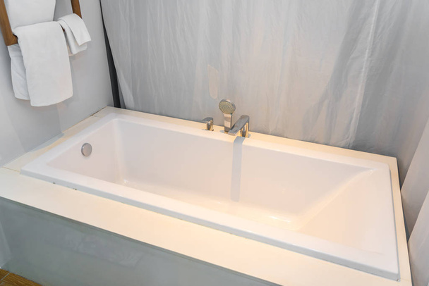weiße Luxus-Badewanne Dekoration Innenraum - Foto, Bild