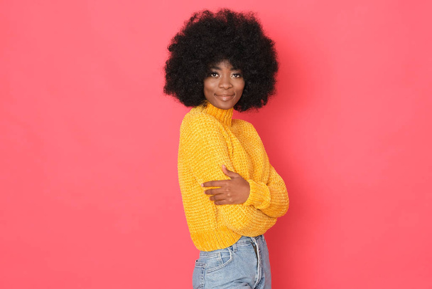 Beautiful afro-american model with gentle smile isolated on red background. - Foto, Bild
