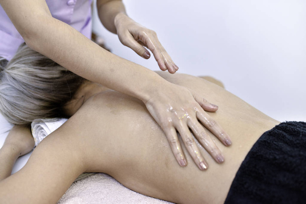  jonge vrouw in de massagesalon - Foto, afbeelding