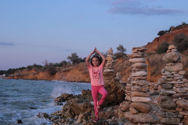 Смішна дівчина на березі моря проводить літні канікули радісно і щасливо
 - Фото, зображення