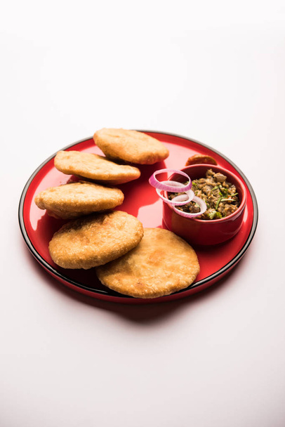 Chokha frita Sattu Litti servido con Baingan Bharta, cebolla y pepinillo, receta popular de Bihar, India
 - Foto, imagen