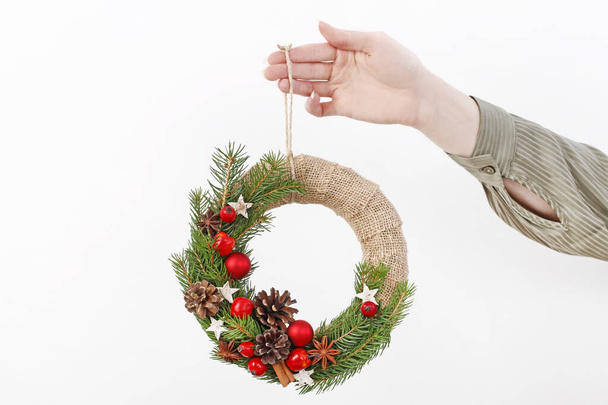 Woman shows how to make classic Christmas door wreath - Foto, Imagem