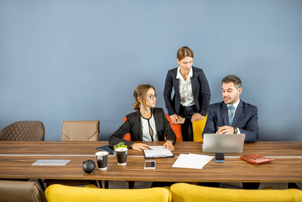 Gente de negocios en la sala de reuniones
 - Foto, Imagen