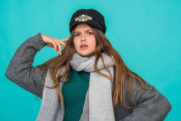 Headshot Portrait d'une adolescente gingembre heureuse portant manteau et bonnet en laine. Fond bleu. Concept froid hiver
. - Photo, image