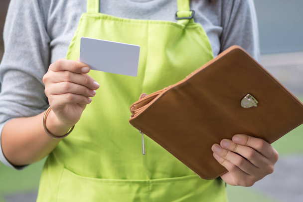 Ασιάτισσα ιδιοκτήτρια επιχείρησης με χέρι κρατώντας λευκή πιστωτική κάρτα - Φωτογραφία, εικόνα