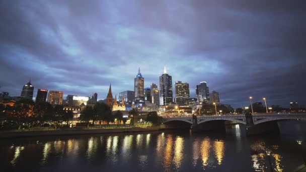 Ultra široký pohled na řeku jarru v Melbourne za soumraku - Záběry, video