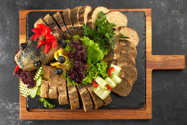 Plněné ryby na dřevěné desce, s bylinkami a zeleninou, opět - Fotografie, Obrázek