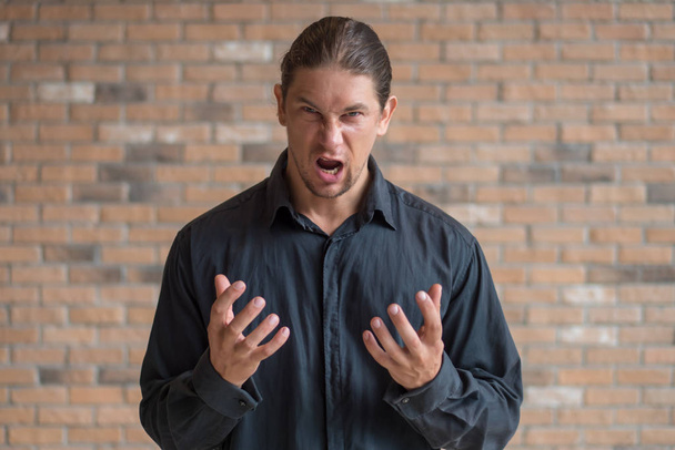 rozzlobený muž na tebe křičí - Fotografie, Obrázek