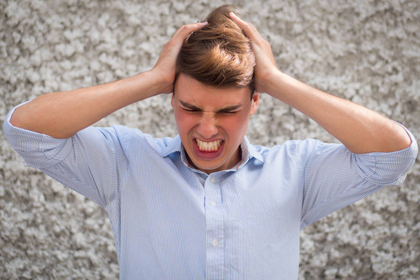 Irritado infeliz frustrado homem sendo irritado
 - Foto, Imagem