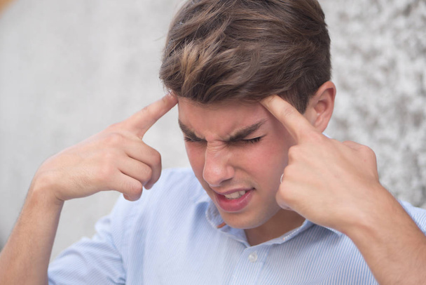 surullinen stressaantunut mies kärsii päänsärystä, stressistä tai uupumuksesta
 - Valokuva, kuva
