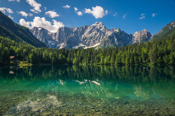 Paysage printanier au lac Fusine sur les pentes des Alpes juliennes
 - Photo, image