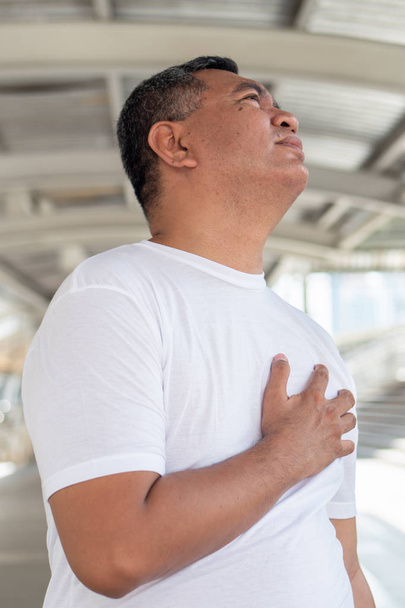 хворий старший чоловік, який страждає від серцевого нападу, зупинки серця, раку легенів
 - Фото, зображення