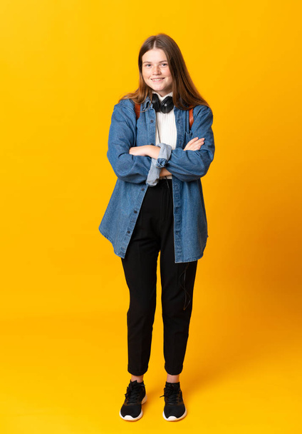 Estudiante ucraniano adolescente chica sobre aislado amarillo fondo riendo
 - Foto, imagen