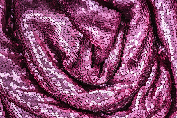 Różowy fioletowy błyszczący materiał z cekinami, abstrakcyjne tło. Zbliżenie. - Zdjęcie, obraz