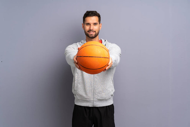 Pohledný mladý muž basketbalisty - Fotografie, Obrázek