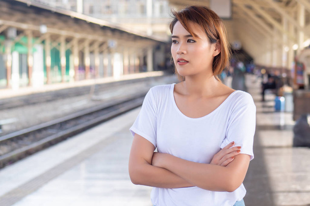 vrouw die wacht op metro- of metrostation van de stad; concept van pendelaar in het openbaar vervoer - Foto, afbeelding