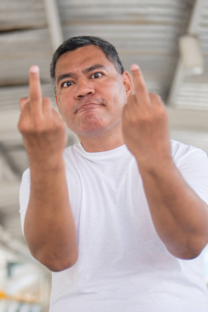 viejo enojado mostrando grosero, vulgar gesto del dedo medio
 - Foto, imagen