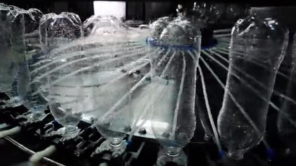 Műanyag palackok üzeme. Előre sterilizált palackok töltésére szolgáló berendezések. - Felvétel, videó