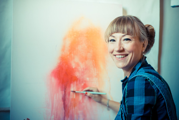 hermosa mujer rubia pintor
 - Foto, Imagen