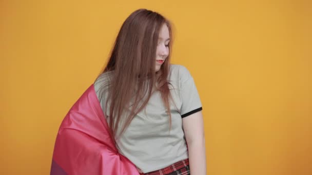 junge Frau in lässiger Kleidung bleibt bisexuell Flagge bedeckt - Filmmaterial, Video