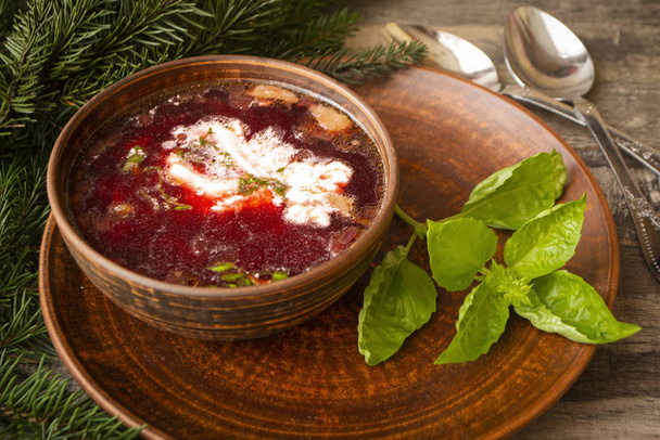 Orosz tradicionális konyha, vörös borscht cékla, zöldségek és hús tejföllel, téli forró rusztikus leves - Fotó, kép