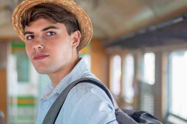 portret van een man rugzak reiziger met hoed; concept van reizen, toerisme, vakantie reis, rugzak reizen, solo reizen - Foto, afbeelding