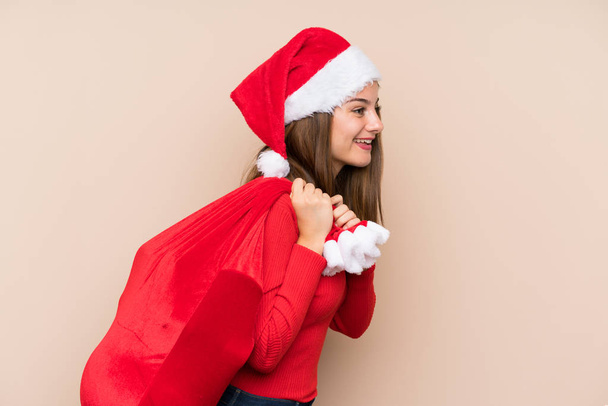 Chica joven con sombrero de Navidad sobre fondo aislado
 - Foto, imagen