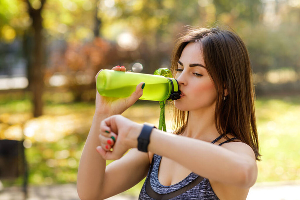 sporty woman drinking water - Zdjęcie, obraz