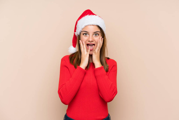 fiatal lány karácsonyi kalap felett elszigetelt háttér meglepetés arckifejezés - Fotó, kép