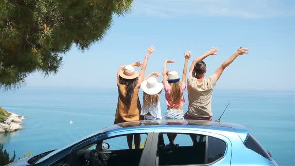 Letni wyjazd samochodem i młoda rodzina na wakacjach - Materiał filmowy, wideo