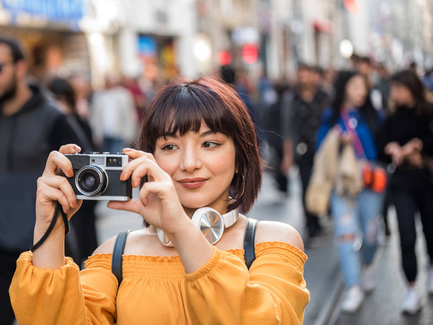 Cute girl takes phots with retro vintage camera - Foto, Imagen
