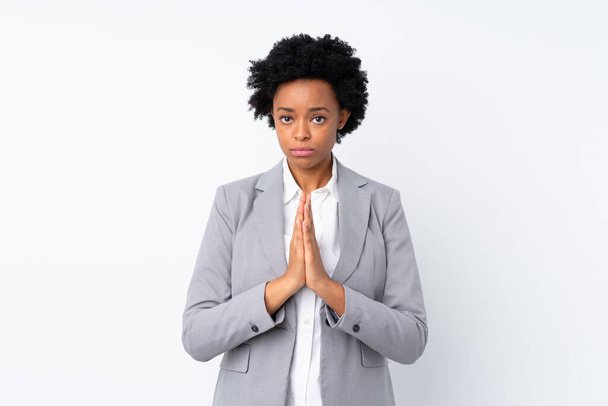 Mujer de negocios afroamericana sobre fondo blanco aislado suplicando
 - Foto, Imagen