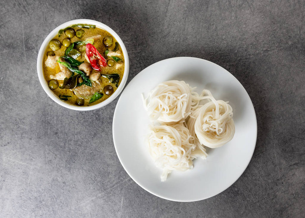 Groene Curry met Rijst noedels, Thaise rijst vermicelli, Thaise gerechten - Foto, afbeelding
