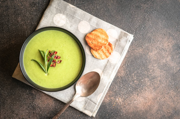 Broccoli crème soep met spinazie en croutons op een donkere achtergrond bovenaanzicht kopieerruimte. - Foto, afbeelding