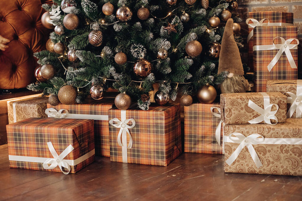 Verpakte kerstcadeaus onder de boom. Kerstboom. - Foto, afbeelding