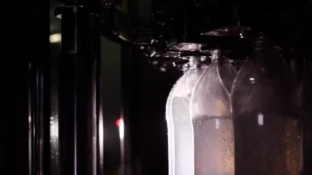 Műanyag palackok töltésére szolgáló ipari automatizált gép. - Felvétel, videó