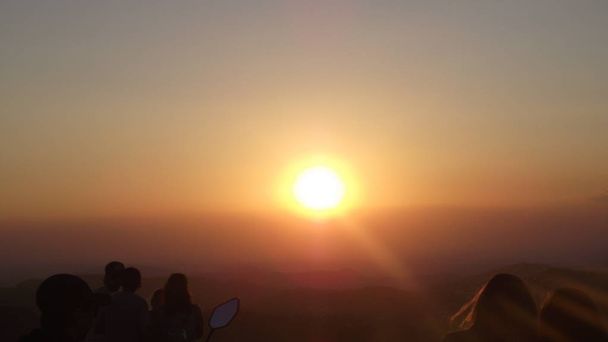 Emberek nézik a naplementét a hegyeken át, Serra Negra, Sao Paulo, Brazília - Fotó, kép
