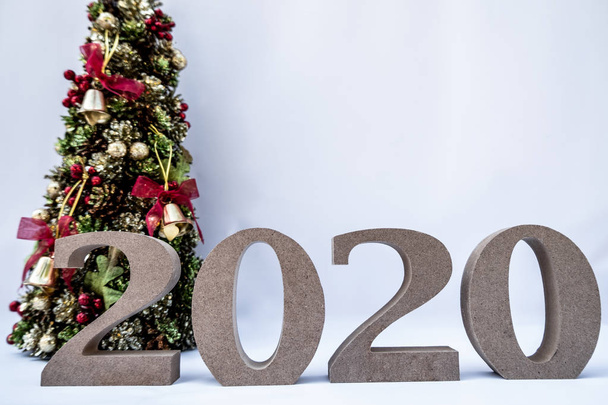 Yeni yılda başlayan ve 2020 yılına geçen bir Noel partisiyle süslenmiş güzel bir Noel ağacı. - Fotoğraf, Görsel